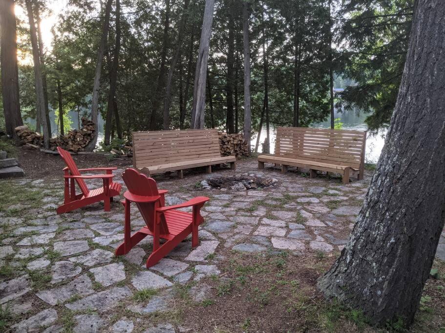 Waterfront 25 mins to Tremblant w/Hot Tub & Sauna