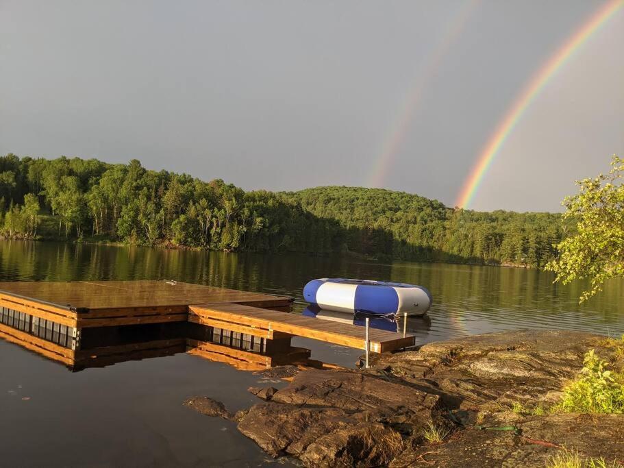 Waterfront 25 mins to Tremblant w/Hot Tub & Sauna