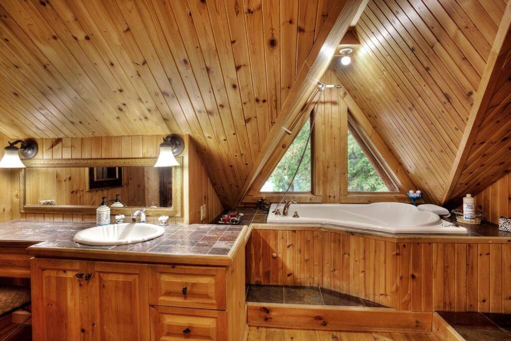 Waterfront 25 mins to Tremblant w/Hot Tub & Sauna