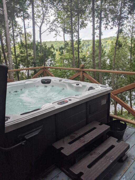 Waterfront 25 mins to Tremblant w/Hot Tub & Sauna