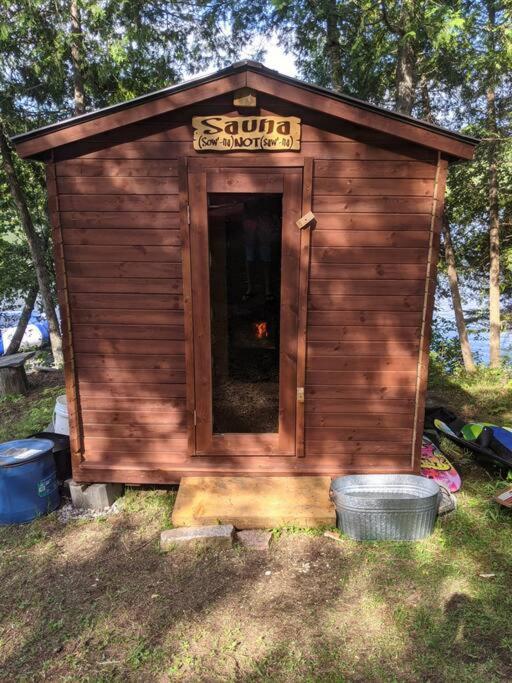 Waterfront 25 mins to Tremblant w/Hot Tub & Sauna