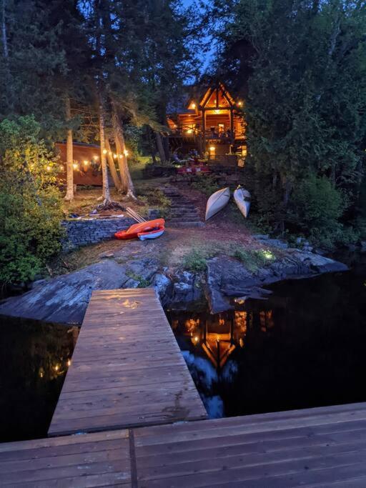 Waterfront 25 mins to Tremblant w/Hot Tub & Sauna