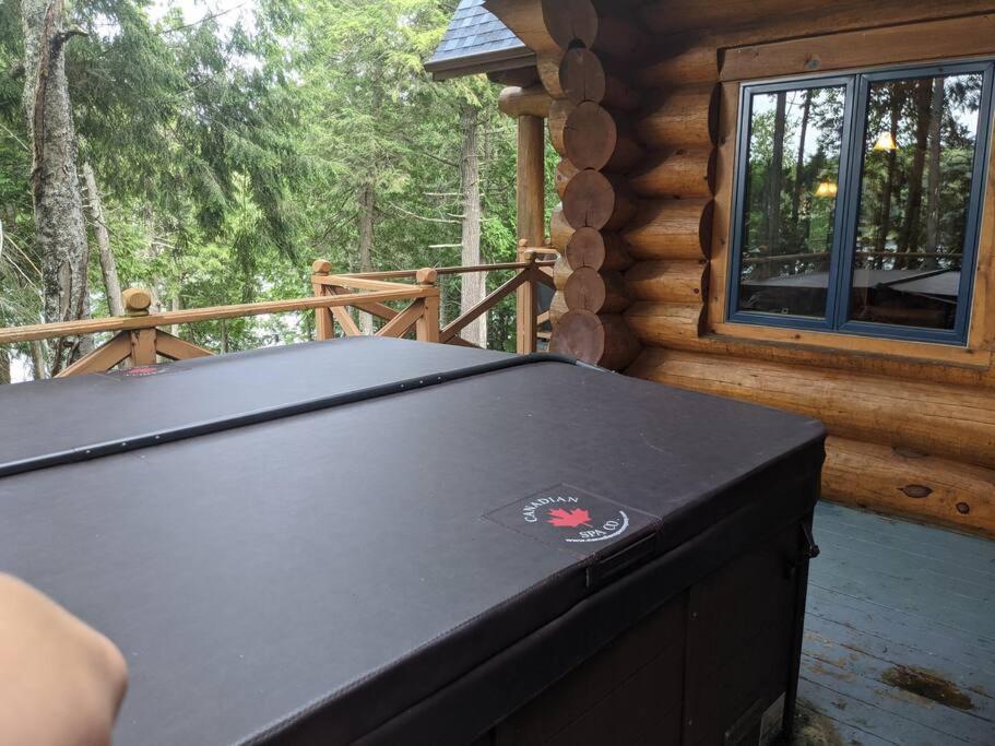 Waterfront 25 mins to Tremblant w/Hot Tub & Sauna
