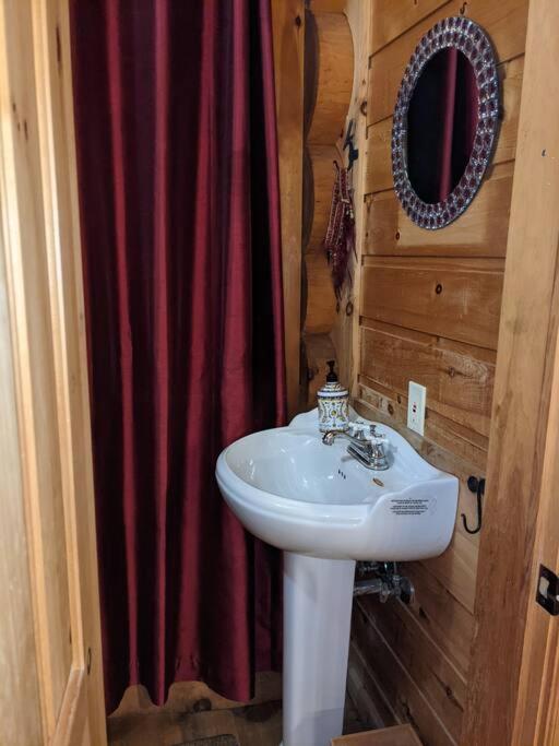 Waterfront 25 mins to Tremblant w/Hot Tub & Sauna