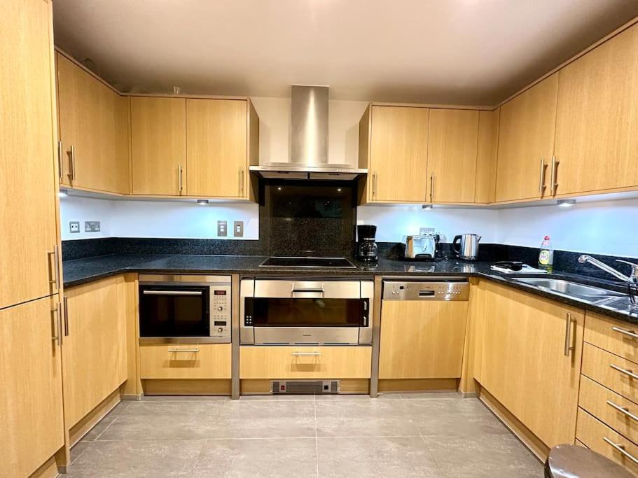 Stunning 2 Bed Thames River View - Central London