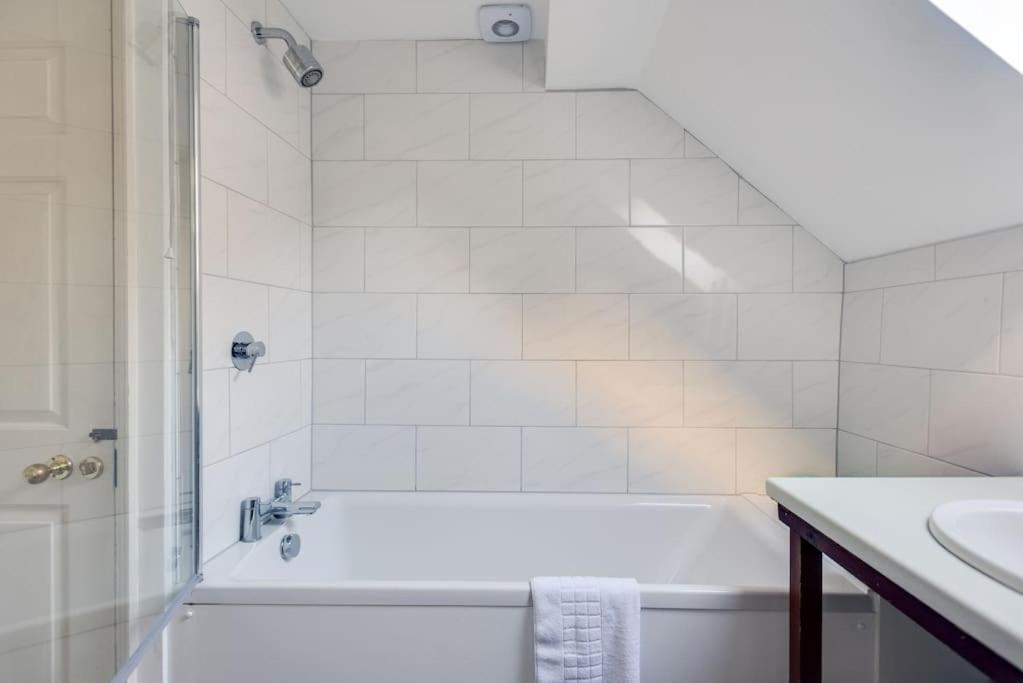 Cosy 2-Bedroom Haven in Picturesque Headington view 2