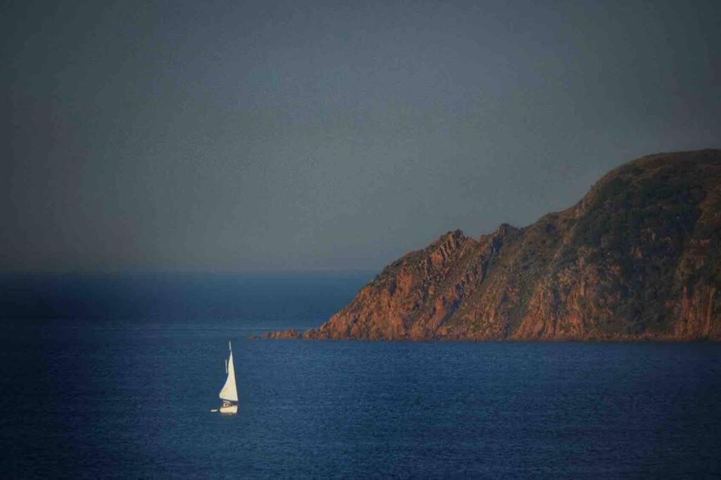 Sea La Vie, Pristine Water View Retreat