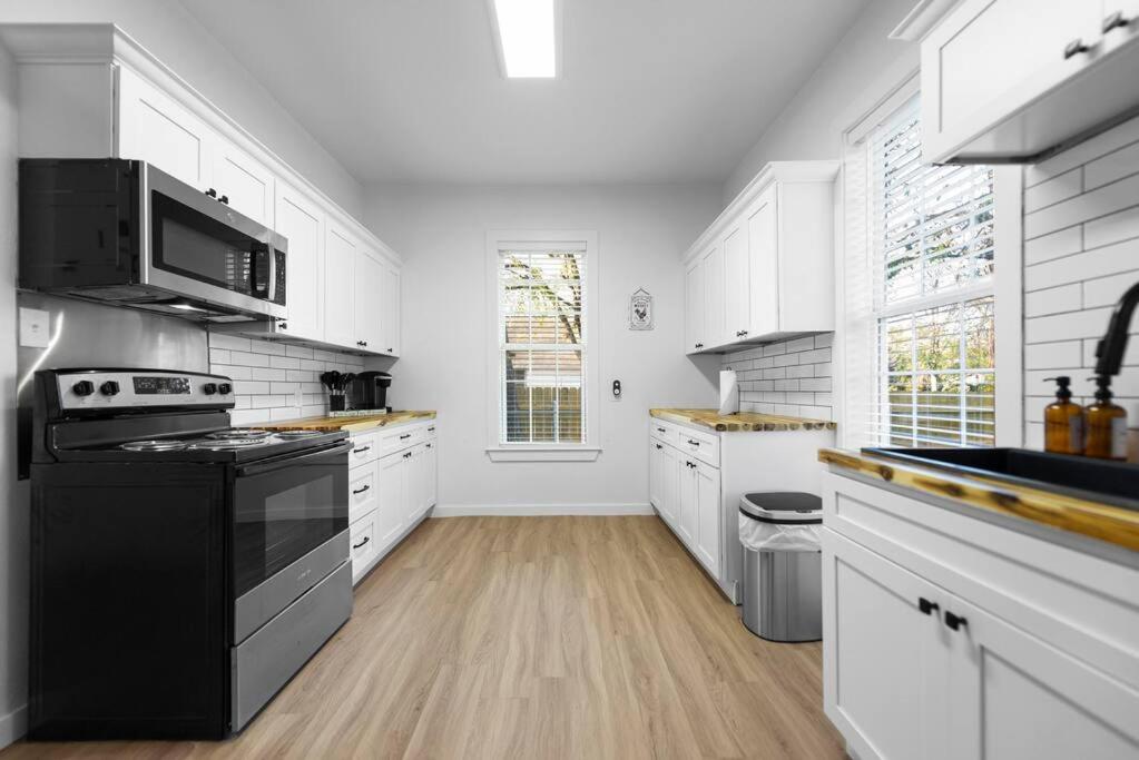 New Charming 2-Bedroom Home Minutes to Downtown view 5