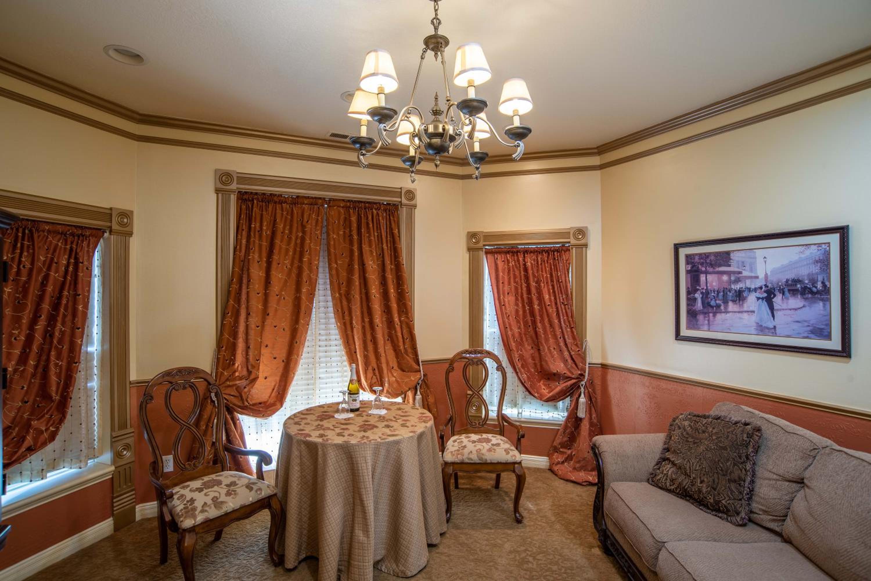 Logan Vacations - The Anniversary Inn - Logan - Property Image 5