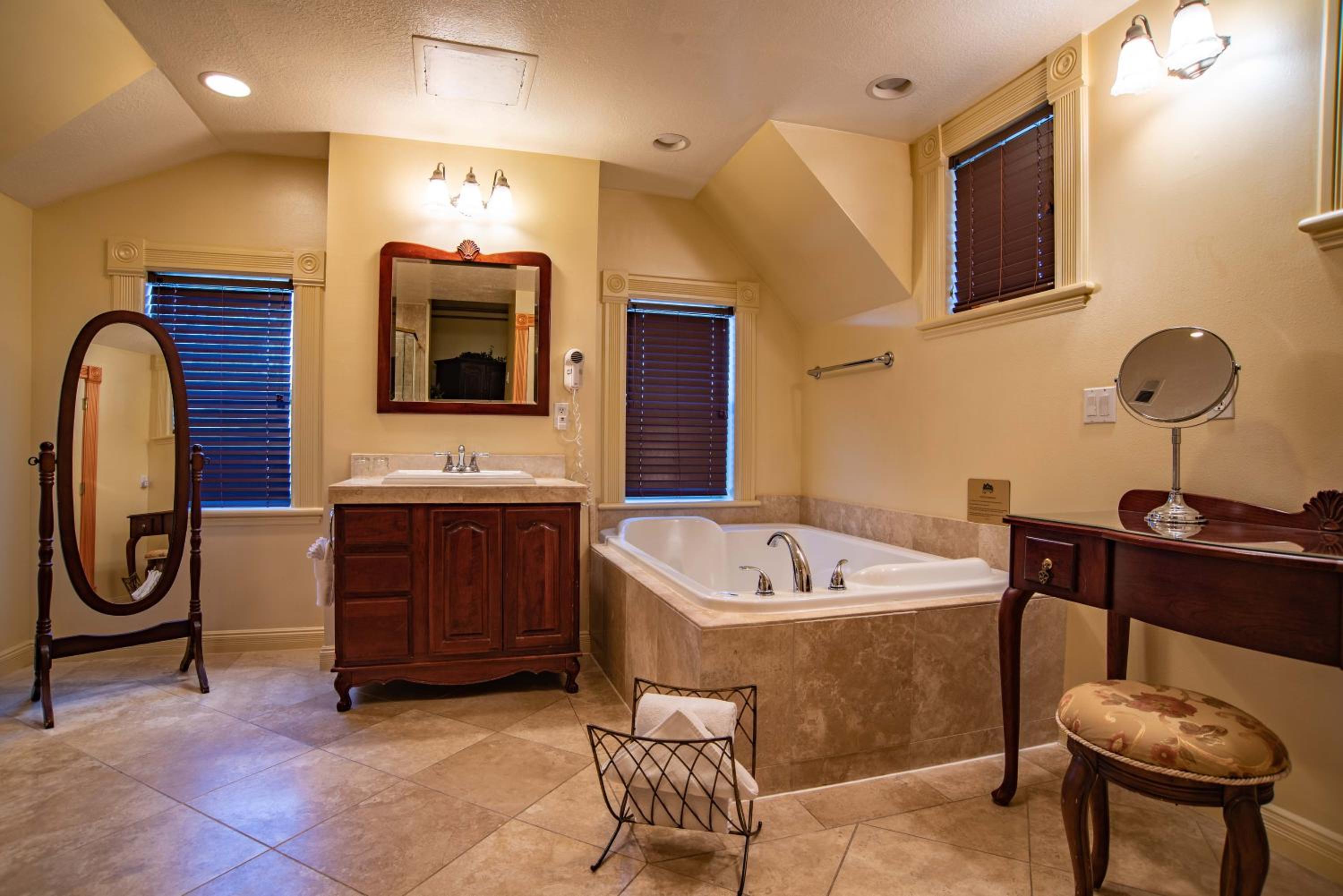 Logan Vacations - The Anniversary Inn - Logan - Property Image 2