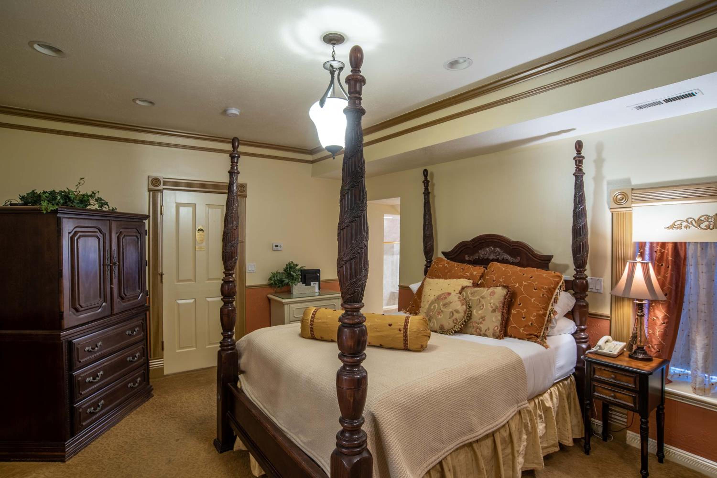 Logan Vacations - The Anniversary Inn - Logan - Property Image 4