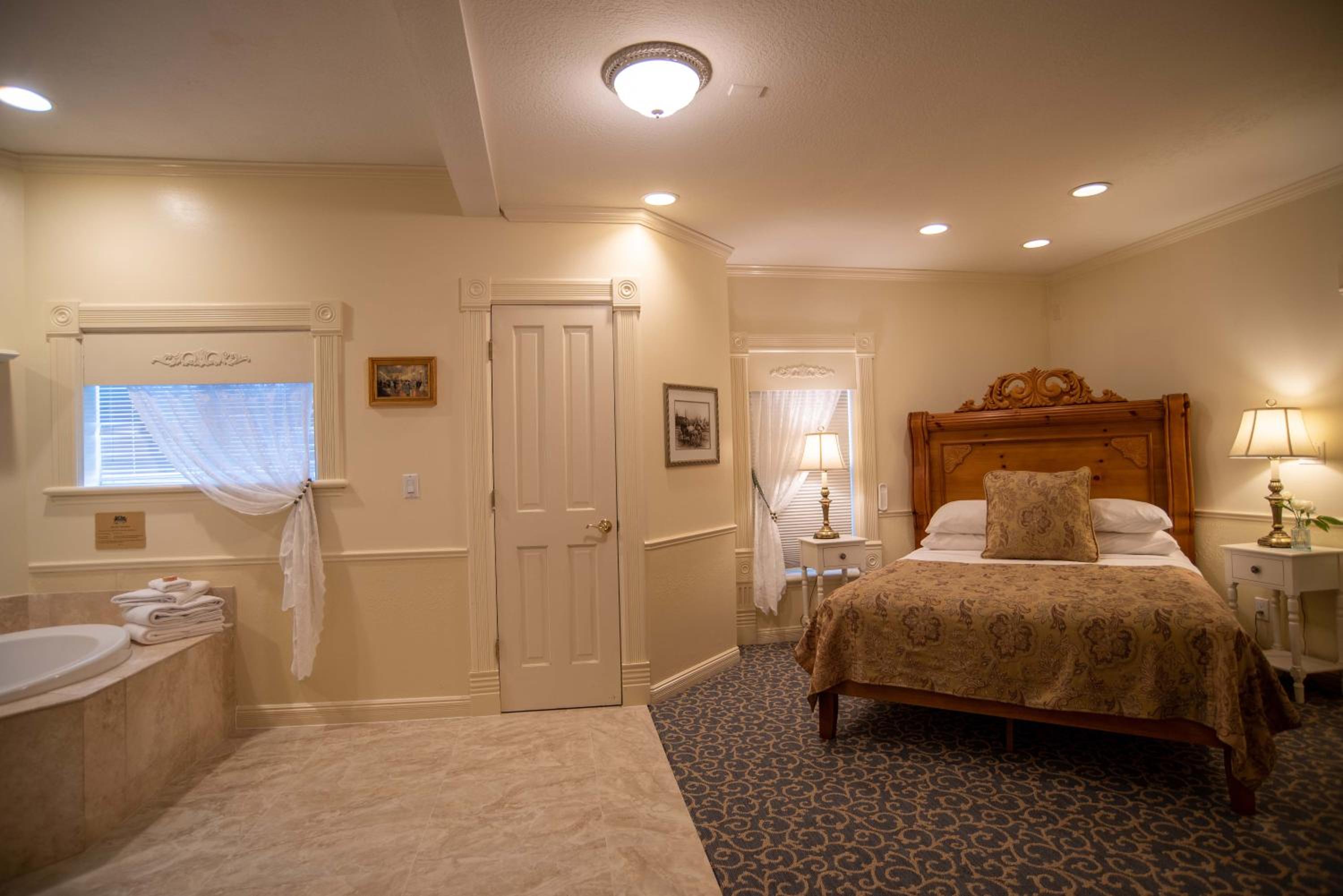 Logan Vacations - The Anniversary Inn - Logan - Property Image 9