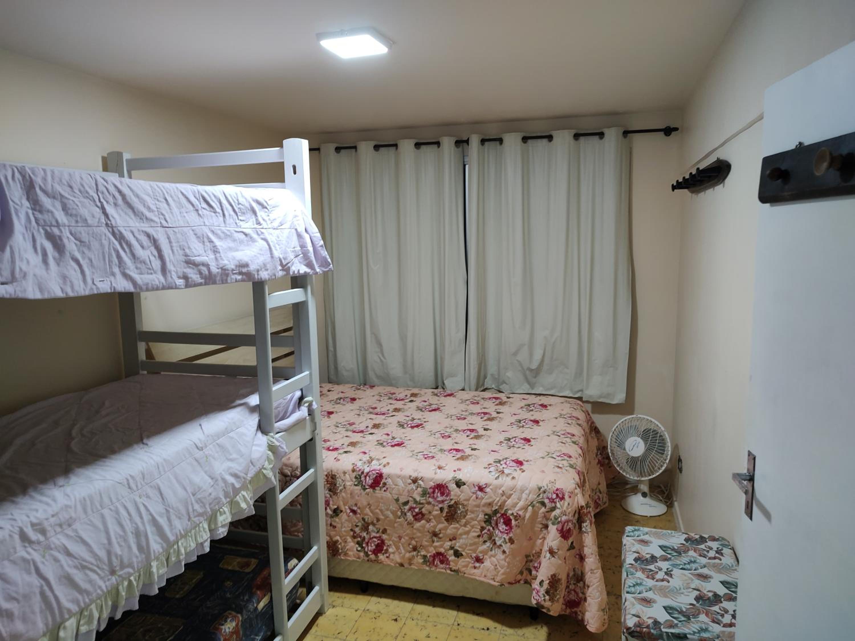 Apartamento Caiobá Pé na areia. Quadra do Mar.
