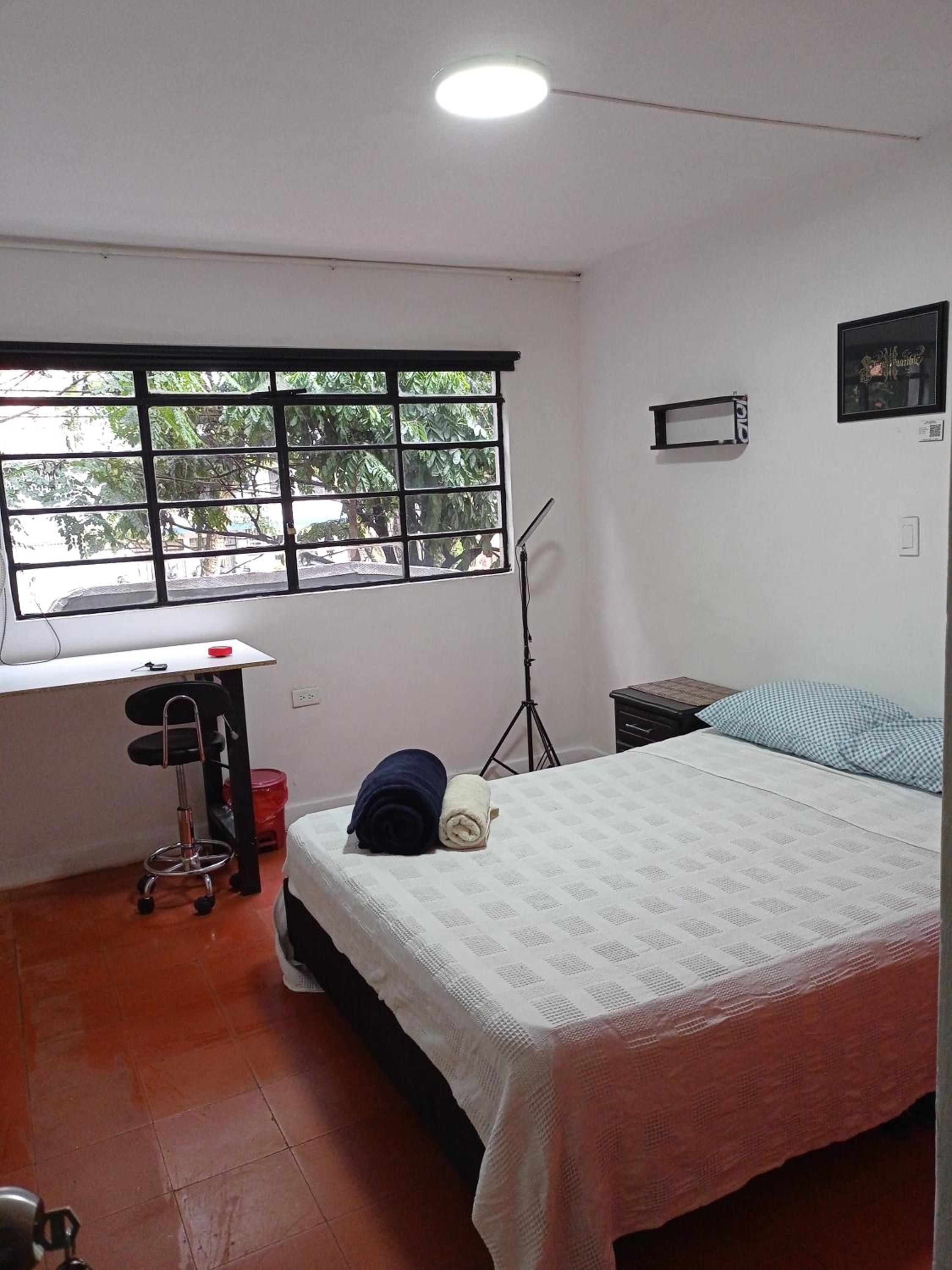 Casa Amplia con habitaciones luminosas en Av. Principal