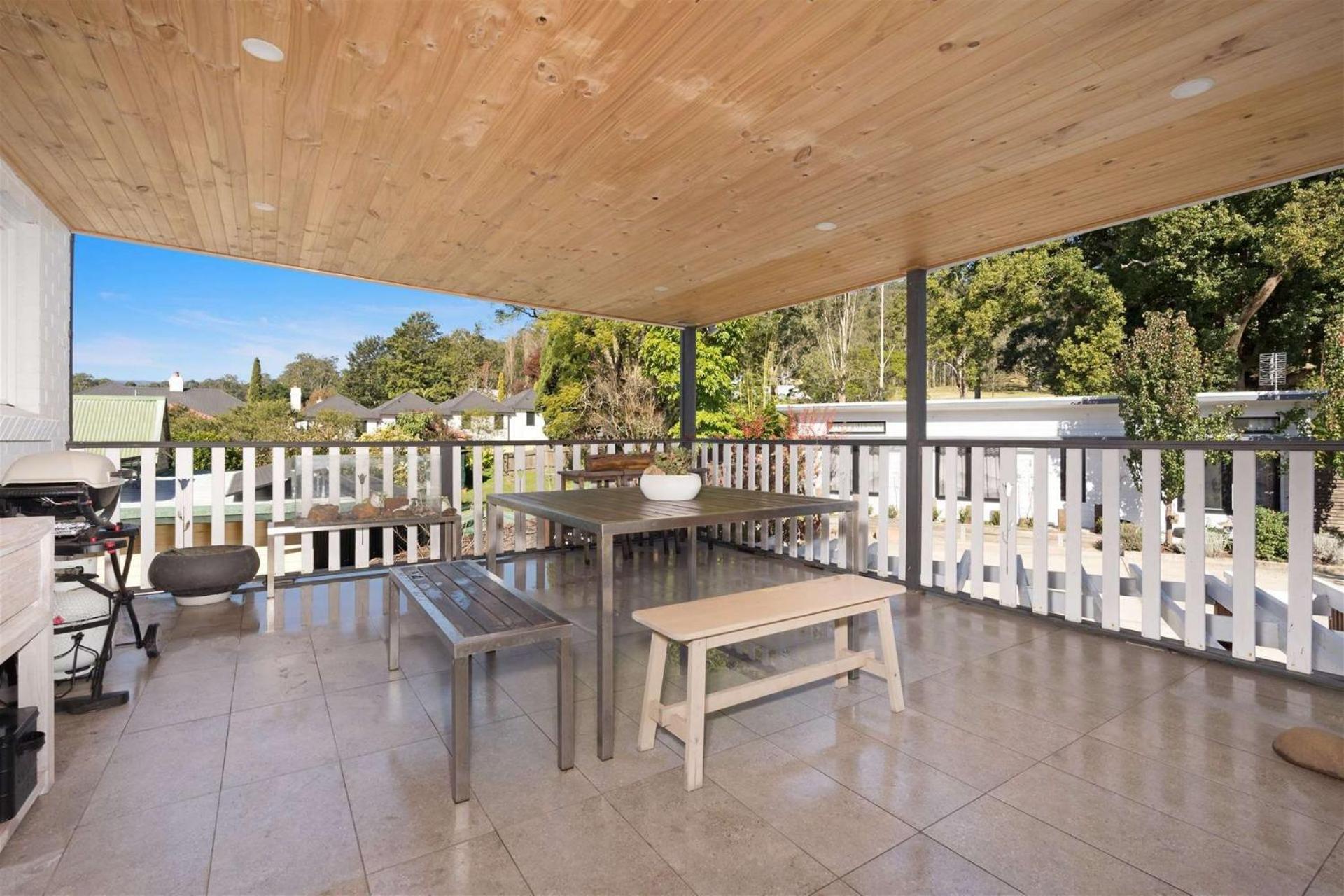 Myrtle Tree Lodge Leaves, Kangaroo Valley view 3