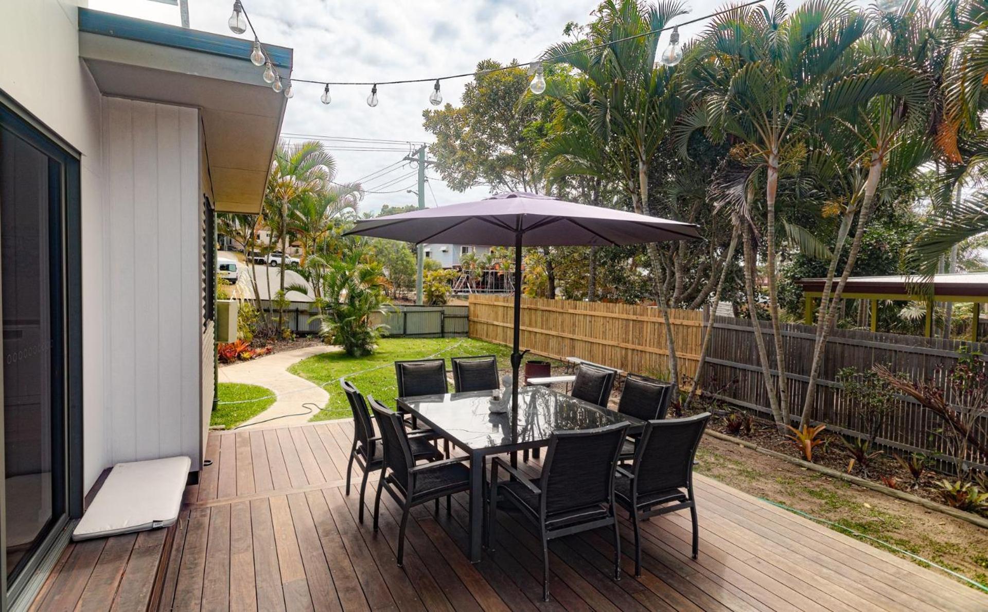 The Ohana Hut - air conditioned walk to beach , cafe