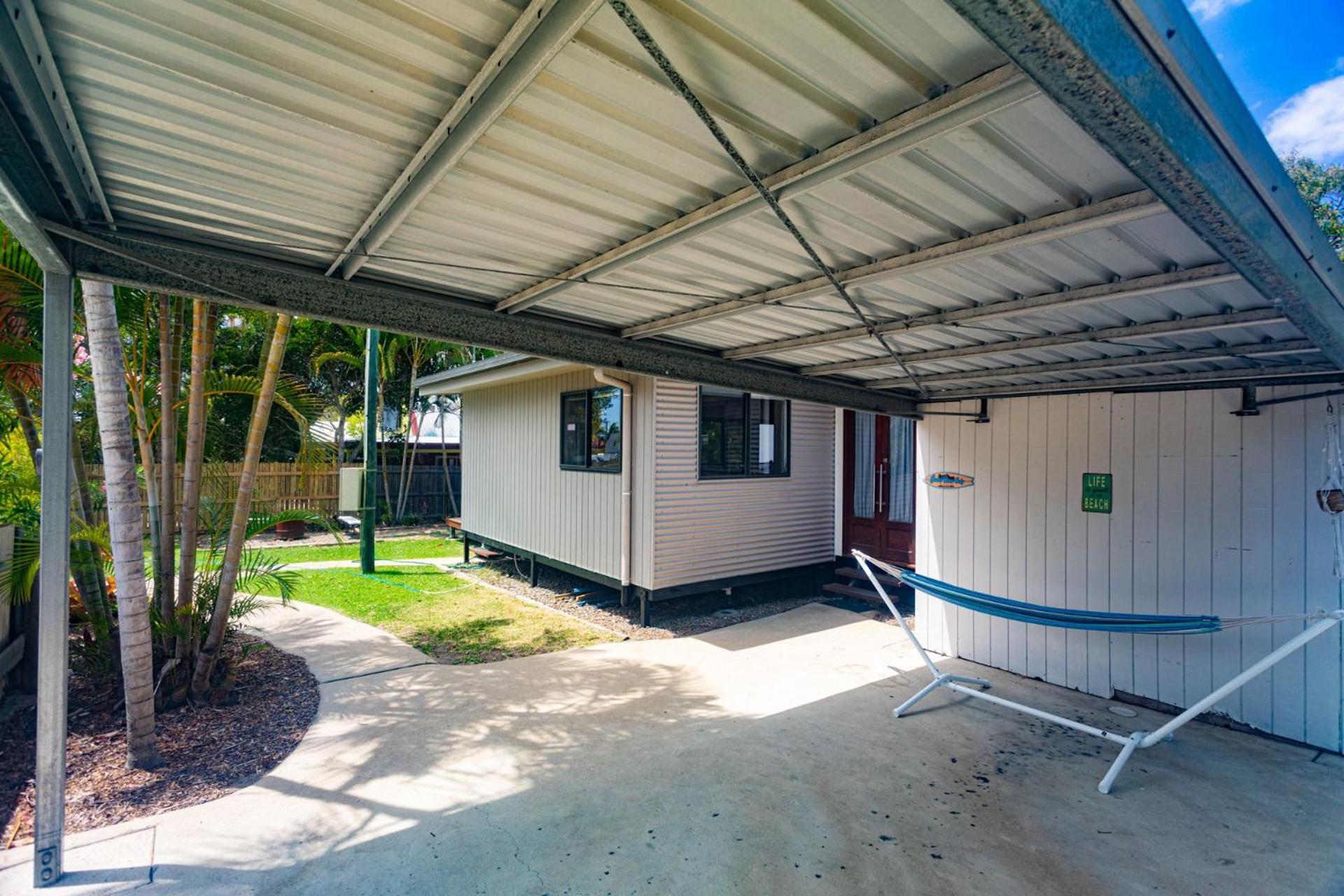 The Ohana Hut - air conditioned walk to beach , cafe