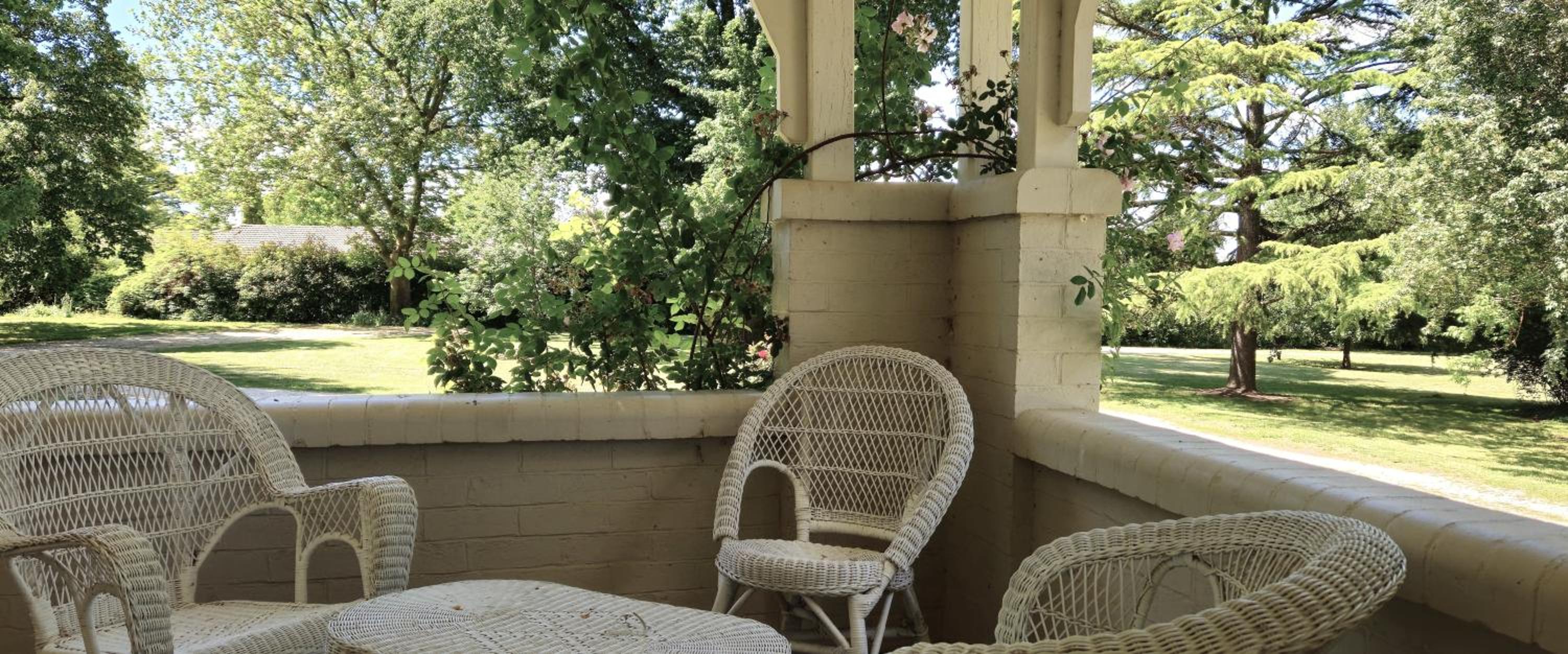 The Avenue Anahdale - Hidden 2.7 Acre Estate in town