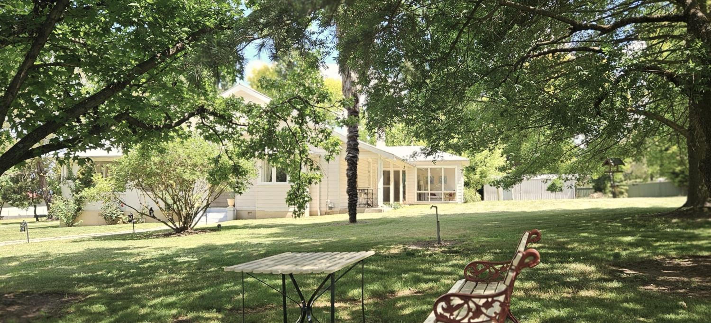 The Avenue Anahdale - Hidden 2.7 Acre Estate in town