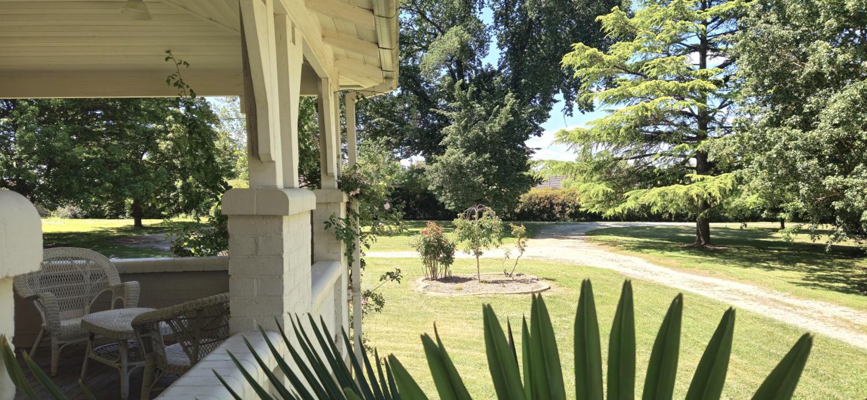 The Avenue Anahdale - Hidden 2.7 Acre Estate in town