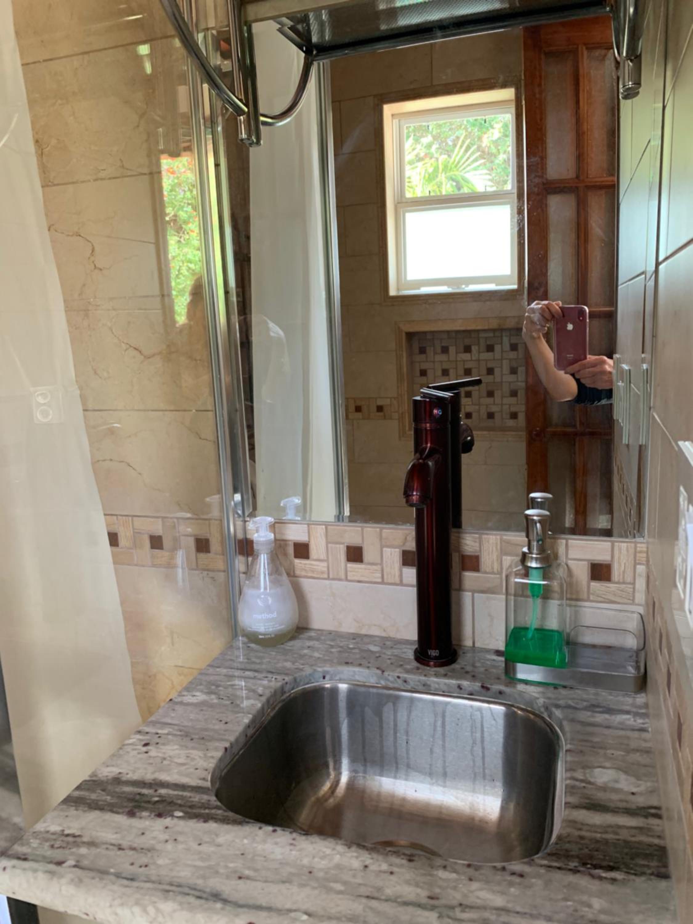Garden View Guest Unit single bed ,kitchennate insuit full Bathroom