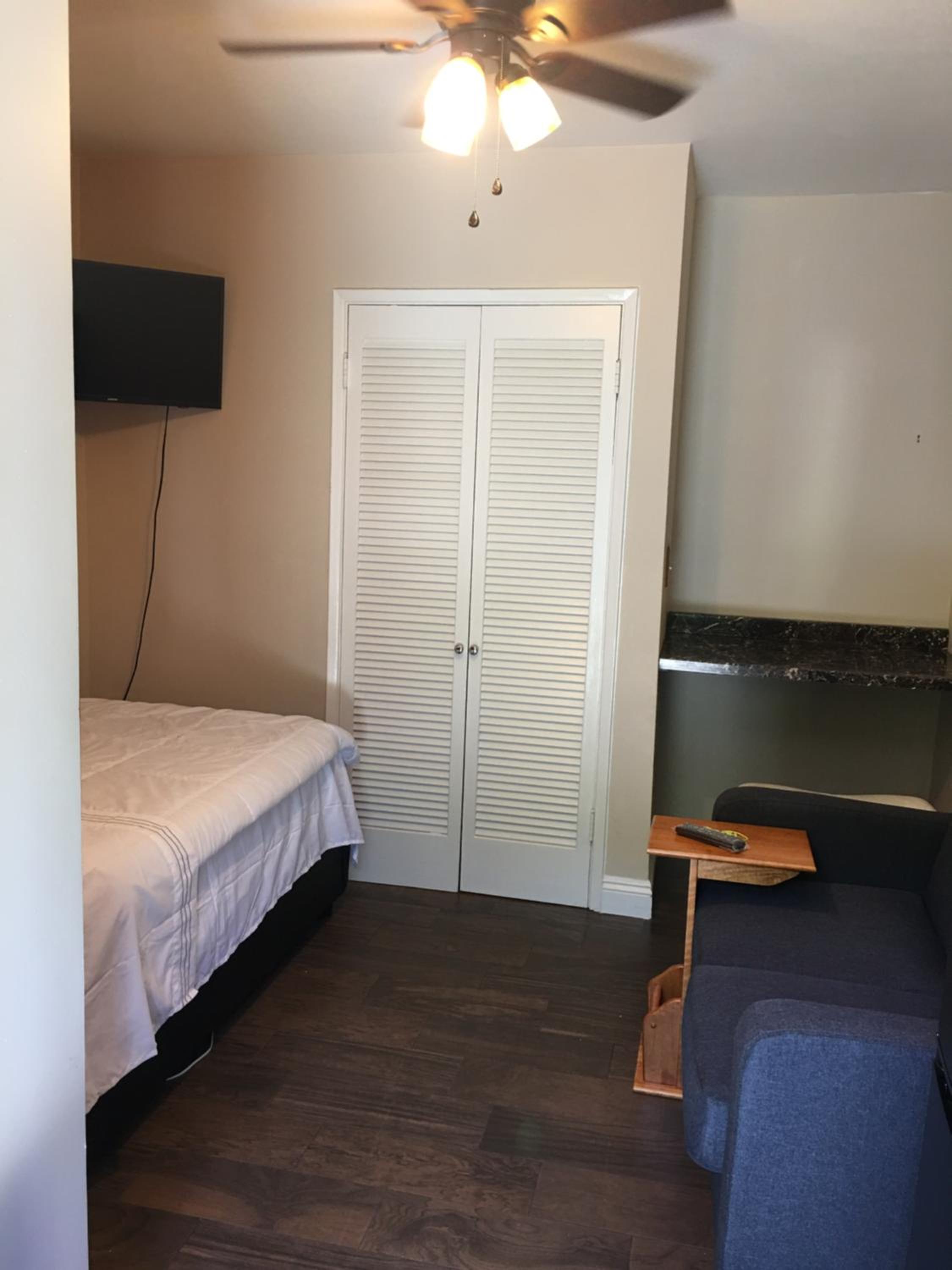 Garden View Guest Unit single bed ,kitchennate insuit full Bathroom