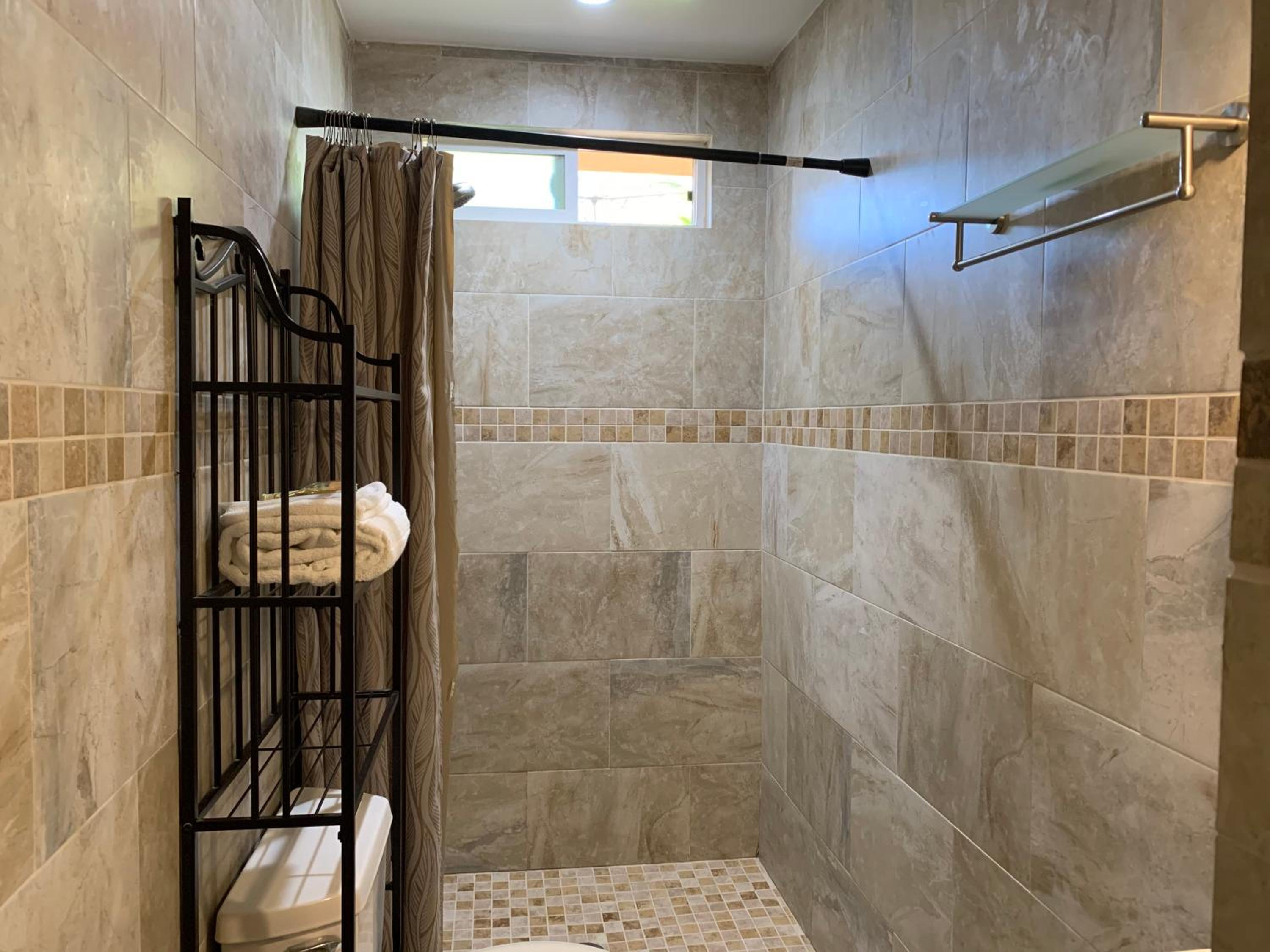 Garden View Guest Unit single bed ,kitchennate insuit full Bathroom