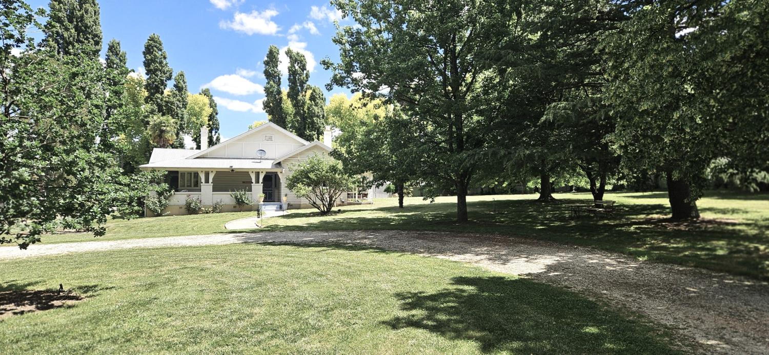 The Avenue Anahdale - Hidden 2.7 Acre Estate in town