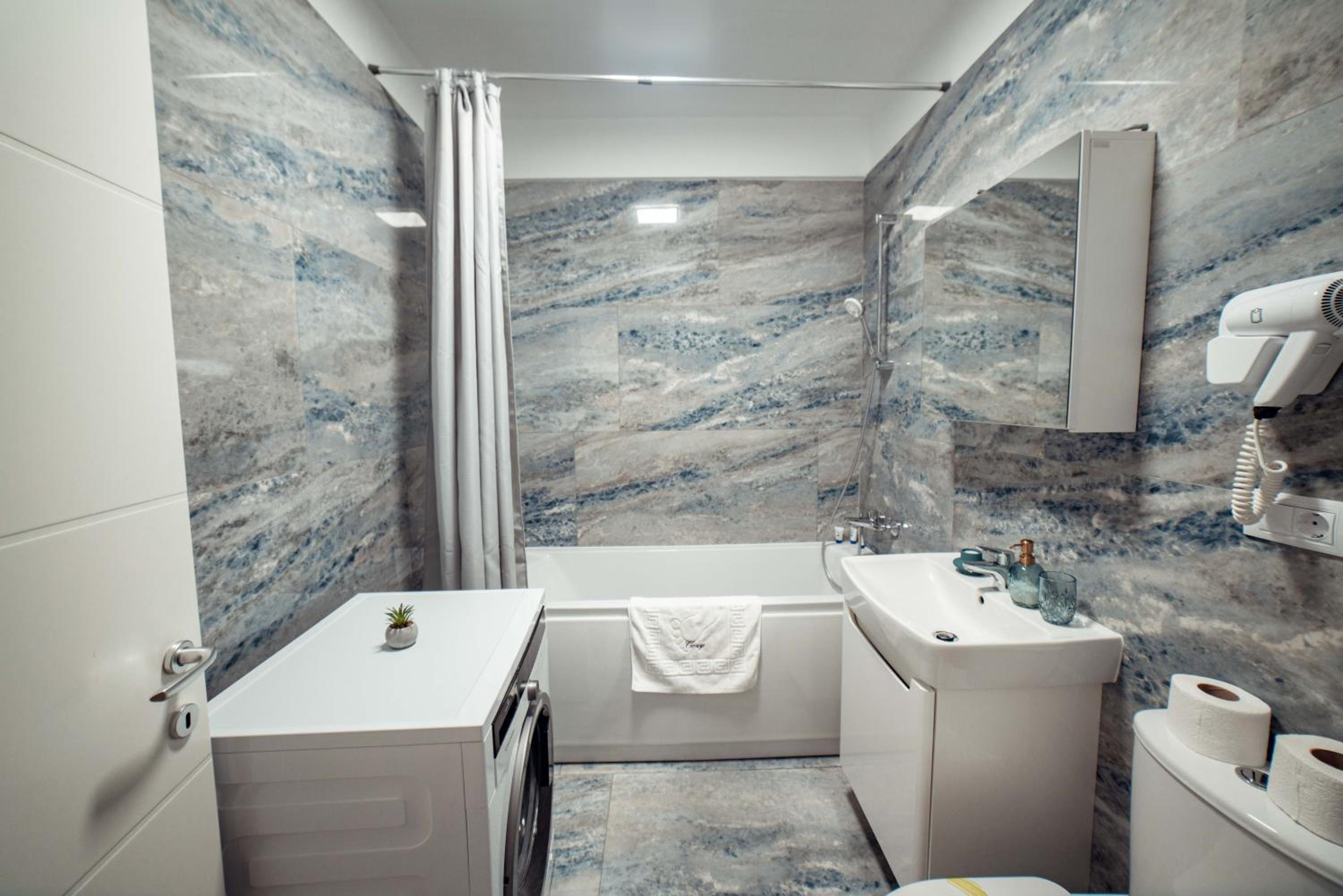 Cozy Luxury Studios Pallas Mall Iasi view 3