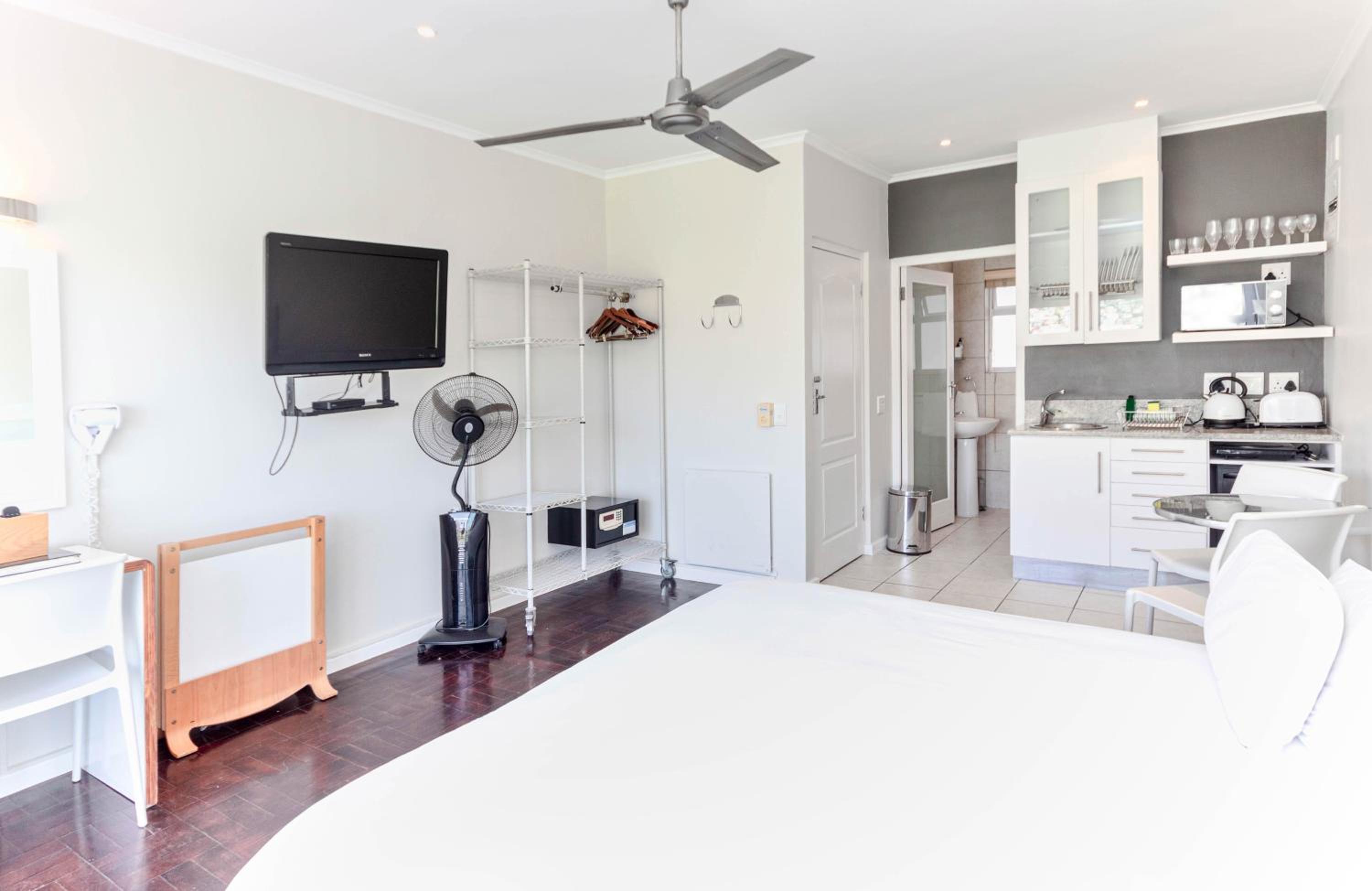 Mouille Point Studio Apartment with stunning view view 5