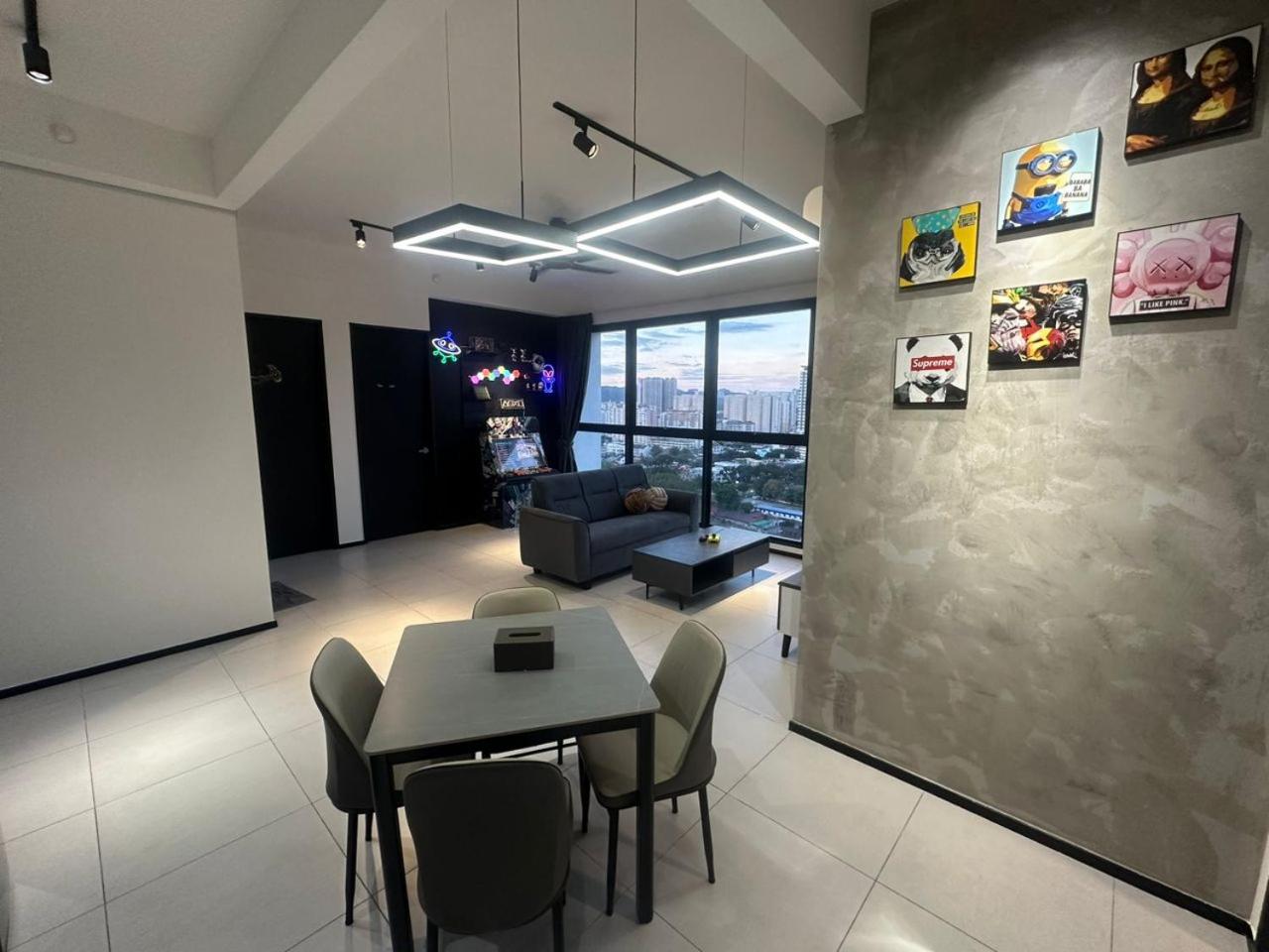 3 Room/3 Queen Bed, Urban Suite Arcade Room #2carpark photo 6