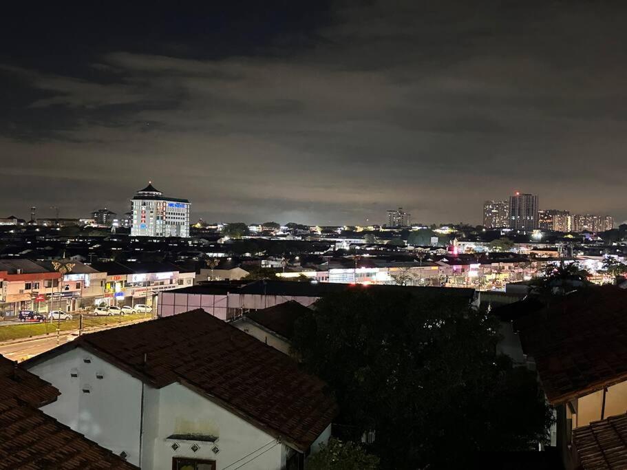 Near ksl bungalow near midvalley BBQ Karaoke wifi 300Mbps