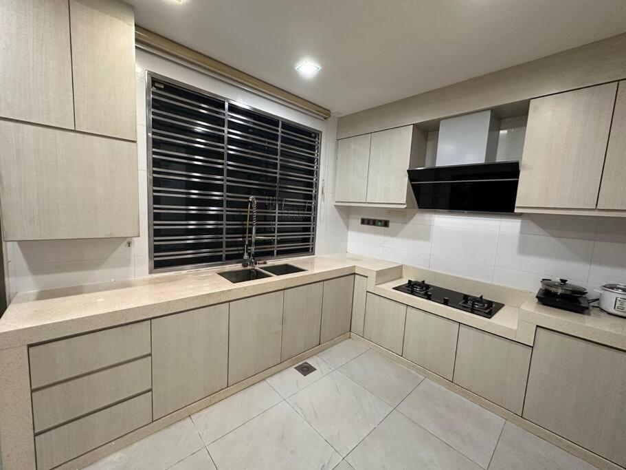 Near ksl bungalow near midvalley BBQ Karaoke wifi 300Mbps