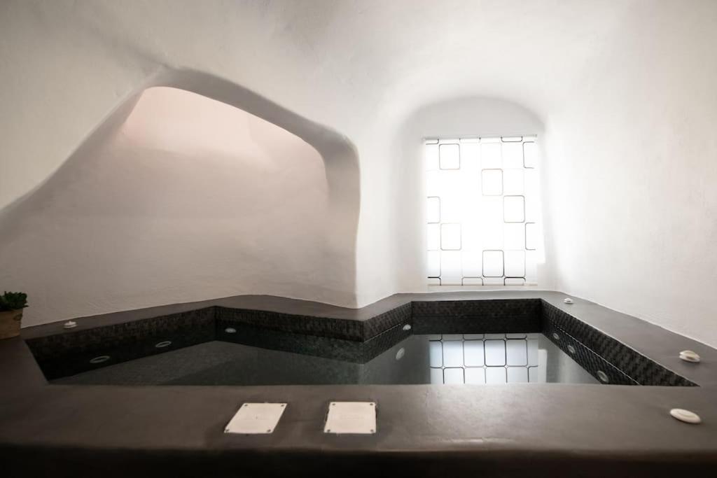 Belantza Cave House with jacuzzi view 4