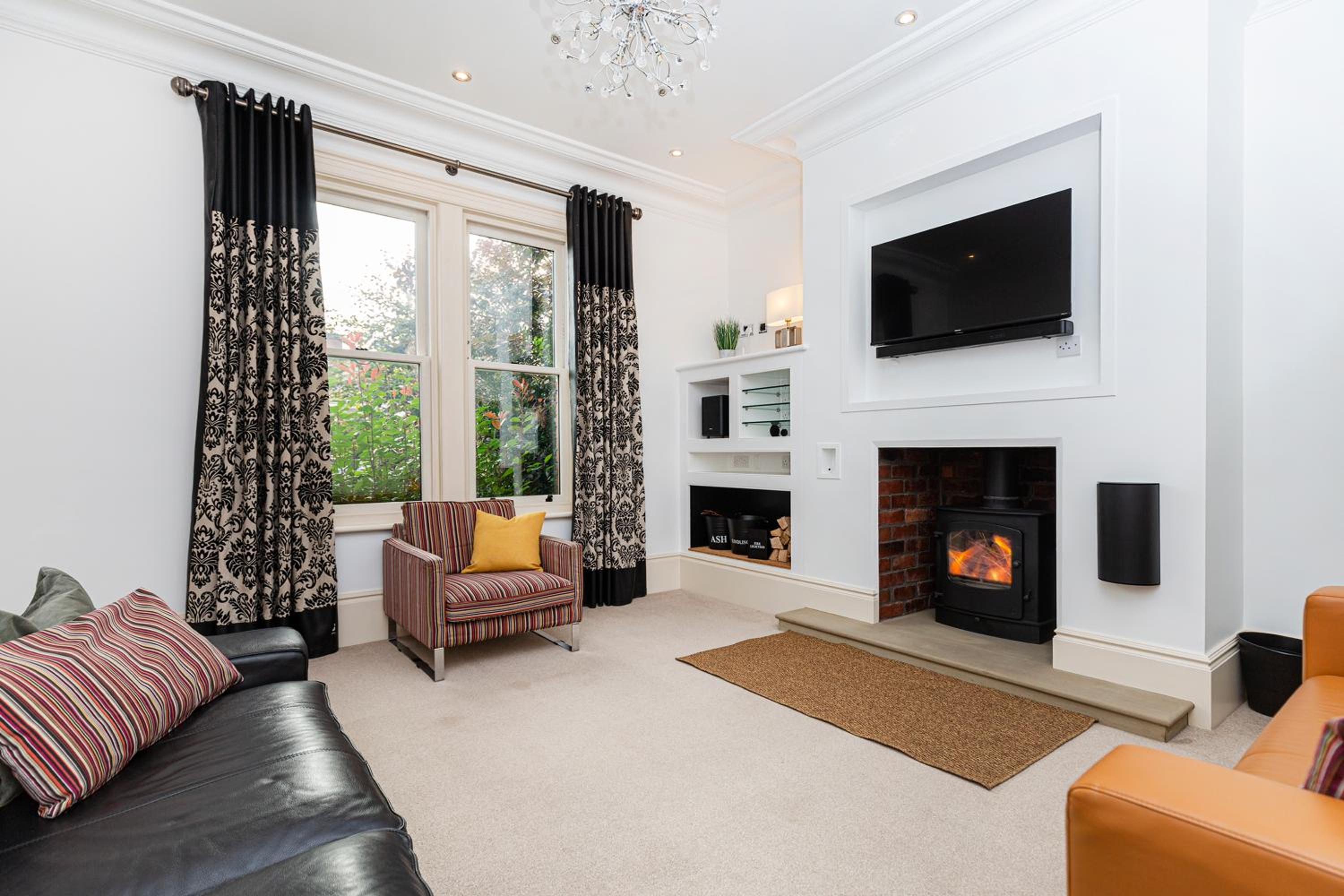Thrushley Cottage - sleeps 7 - with roof terrace view 4