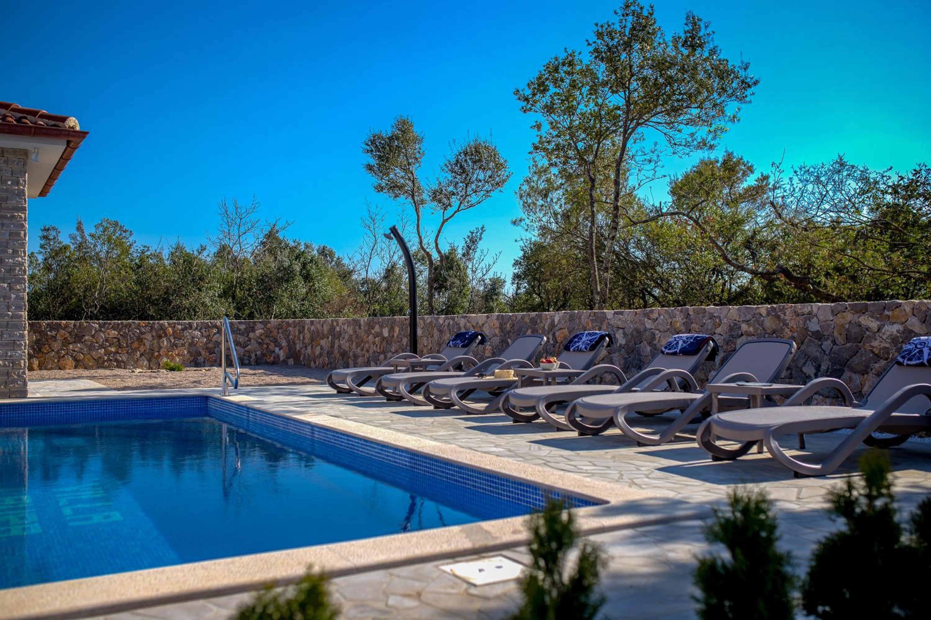 Modern villa with pool, sea view, near the sea and the beach - by Traveler tourist agency Krk ID 2168 view 3