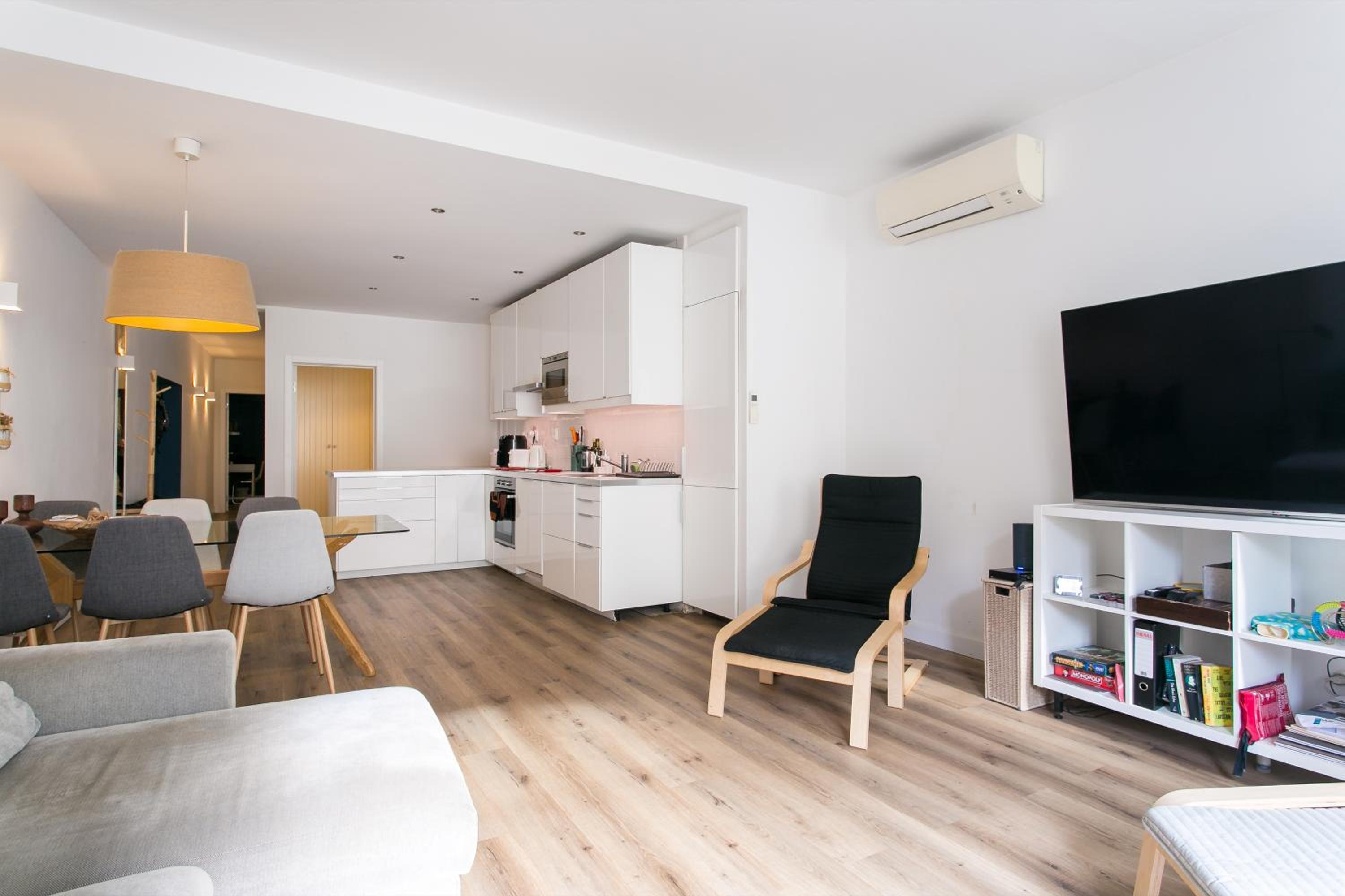 Cozy apartment in Amazing Location! photo 2