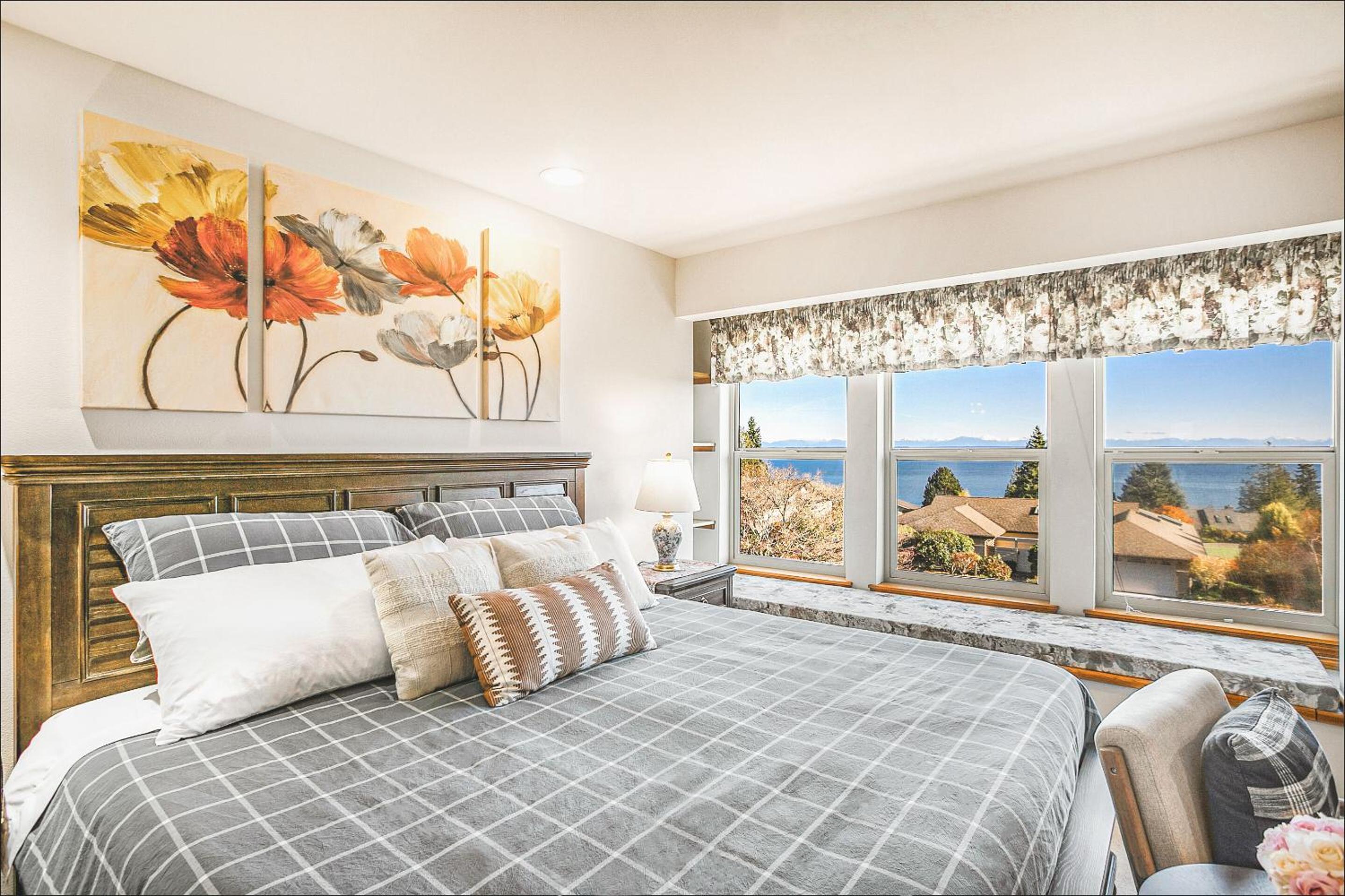 Spacious 3BR3BA with Spectacular Water Views view 5