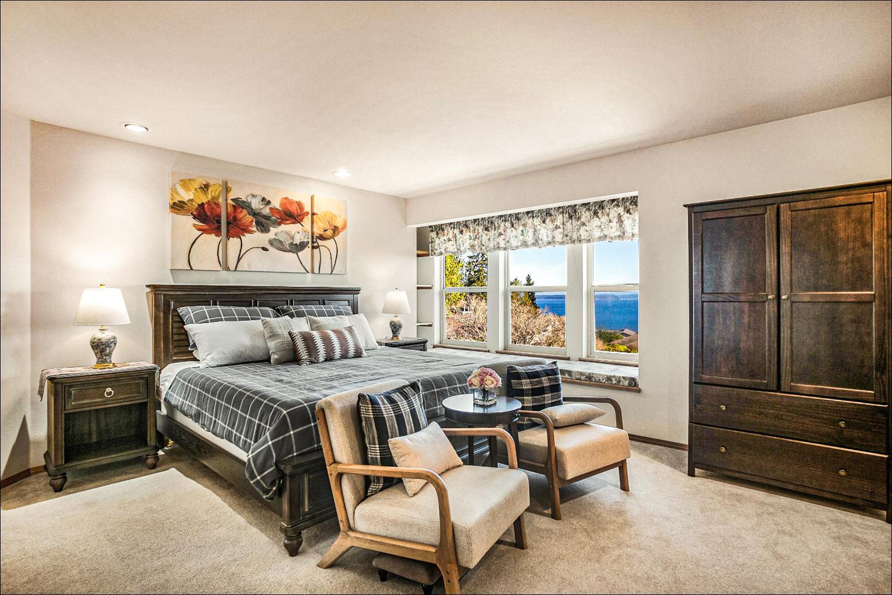 Spacious 3BR3BA with Spectacular Water Views view 4