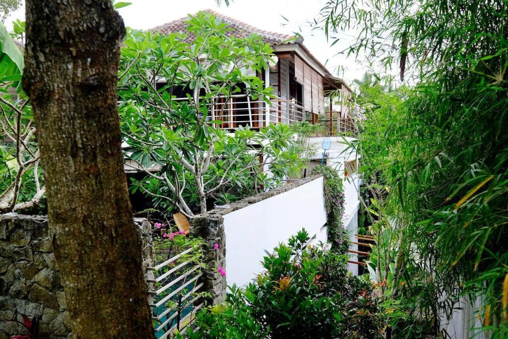 Tropical 2 Bedrooms Villa in Central Penestanan view 4