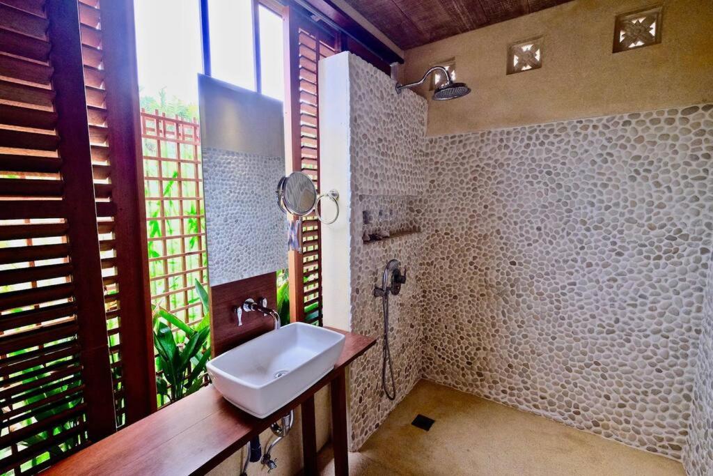 Tropical 2 Bedrooms Villa in Central Penestanan view 5