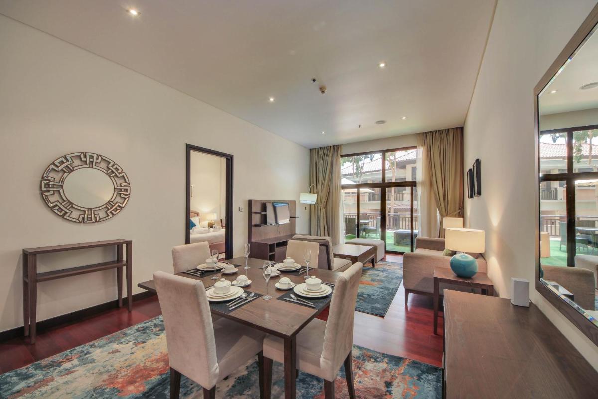 Hotel Luxe Getaways Royal Amwaj Palm Jumeirah Resort Apartment Holiday Home - Image 1