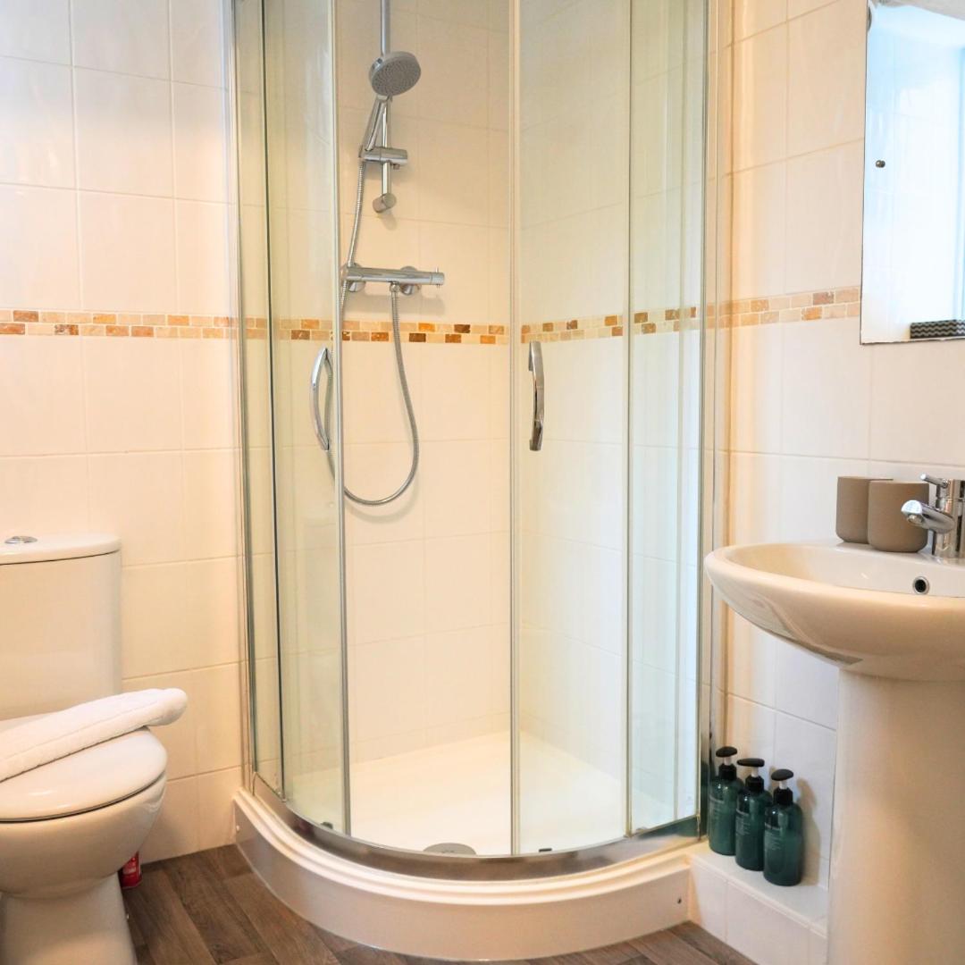 Oxford Vacations - Summertown Oxford- Entire 4 bedroom home, sleeps up to 10- 10 mins to city centre - Property Image 4