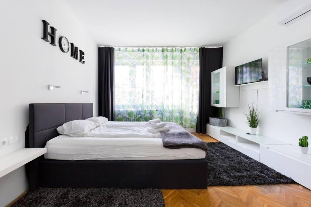 Rumbach 22 Center Apartment with AC view 2
