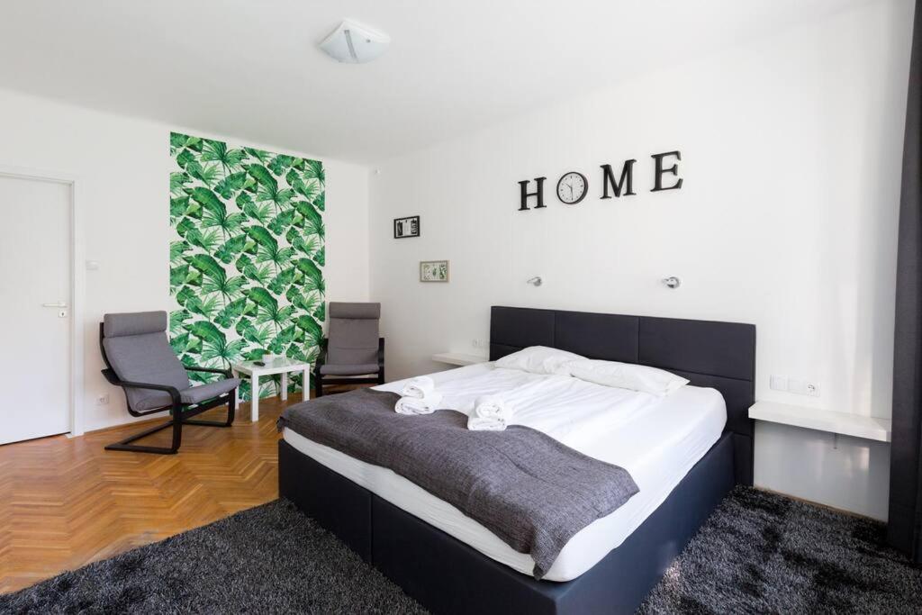 Rumbach 22 Center Apartment with AC view 3
