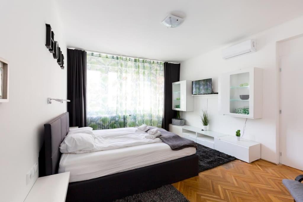 Rumbach 22 Center Apartment with AC view 4