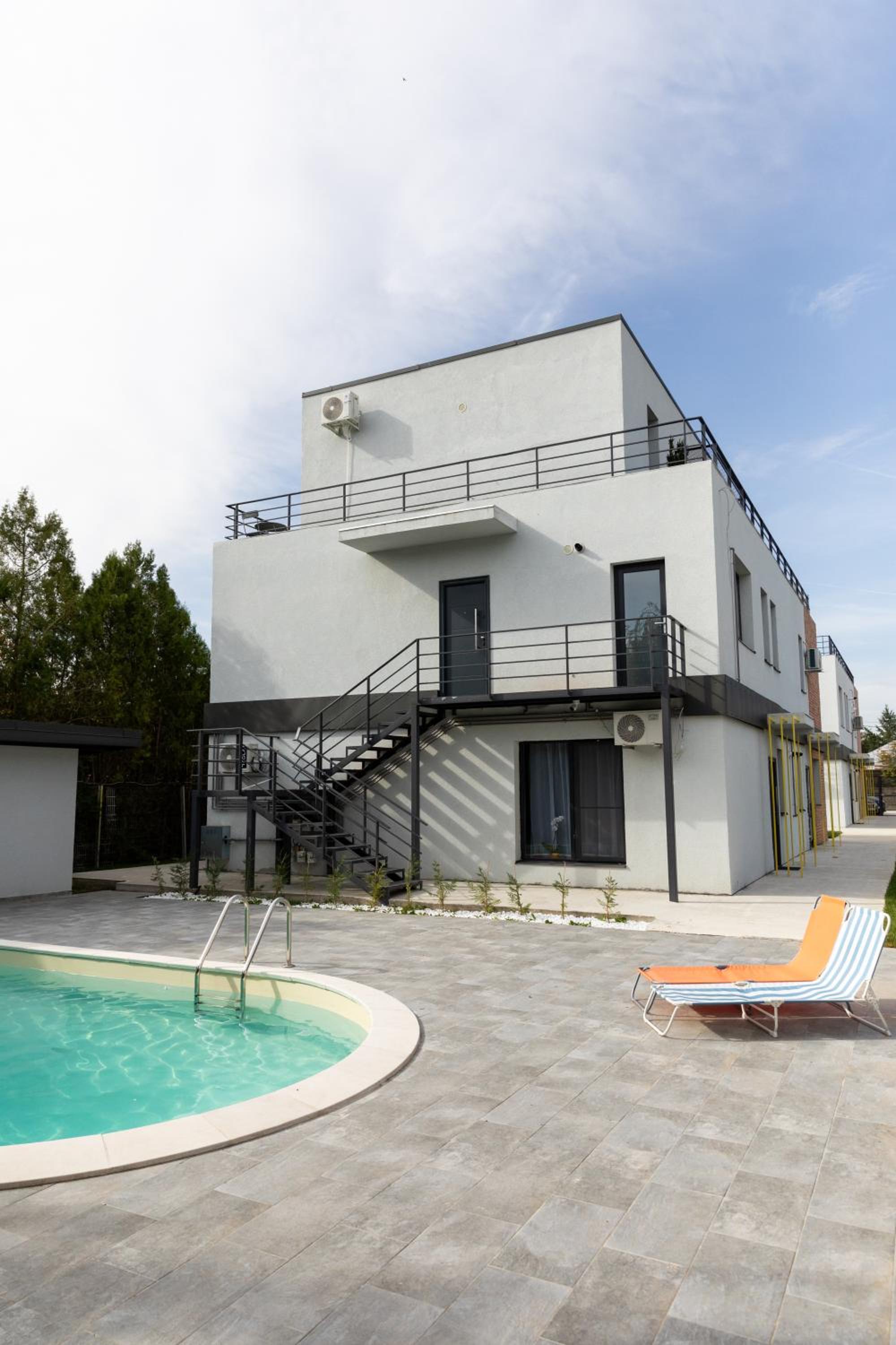 Studio 8 I One Bedroom Apartment I Airport I Therme view 5