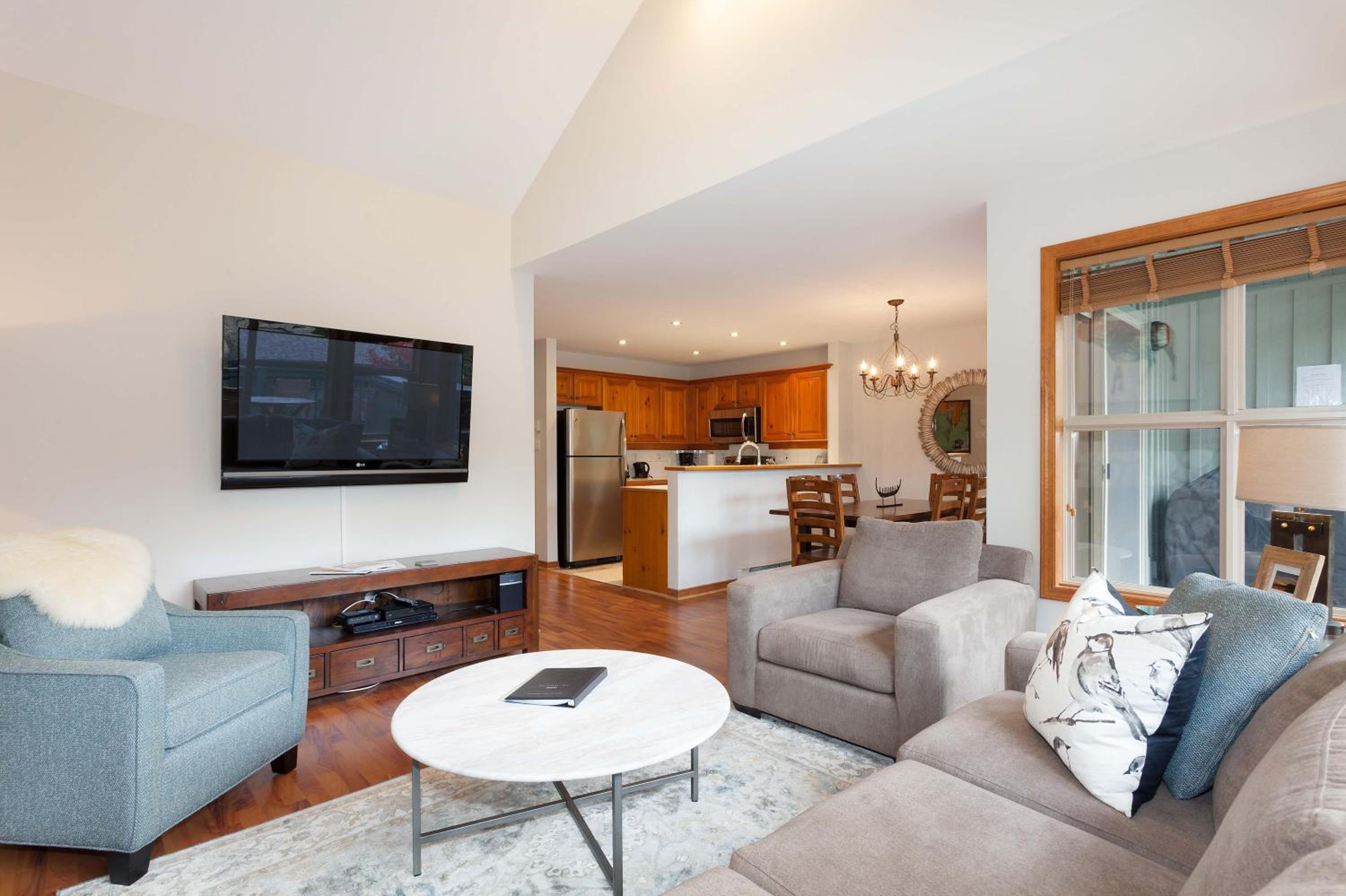 Arrowhead Point 9 | Ski Home, Private Hot Tub, Shuttle Bus to Village