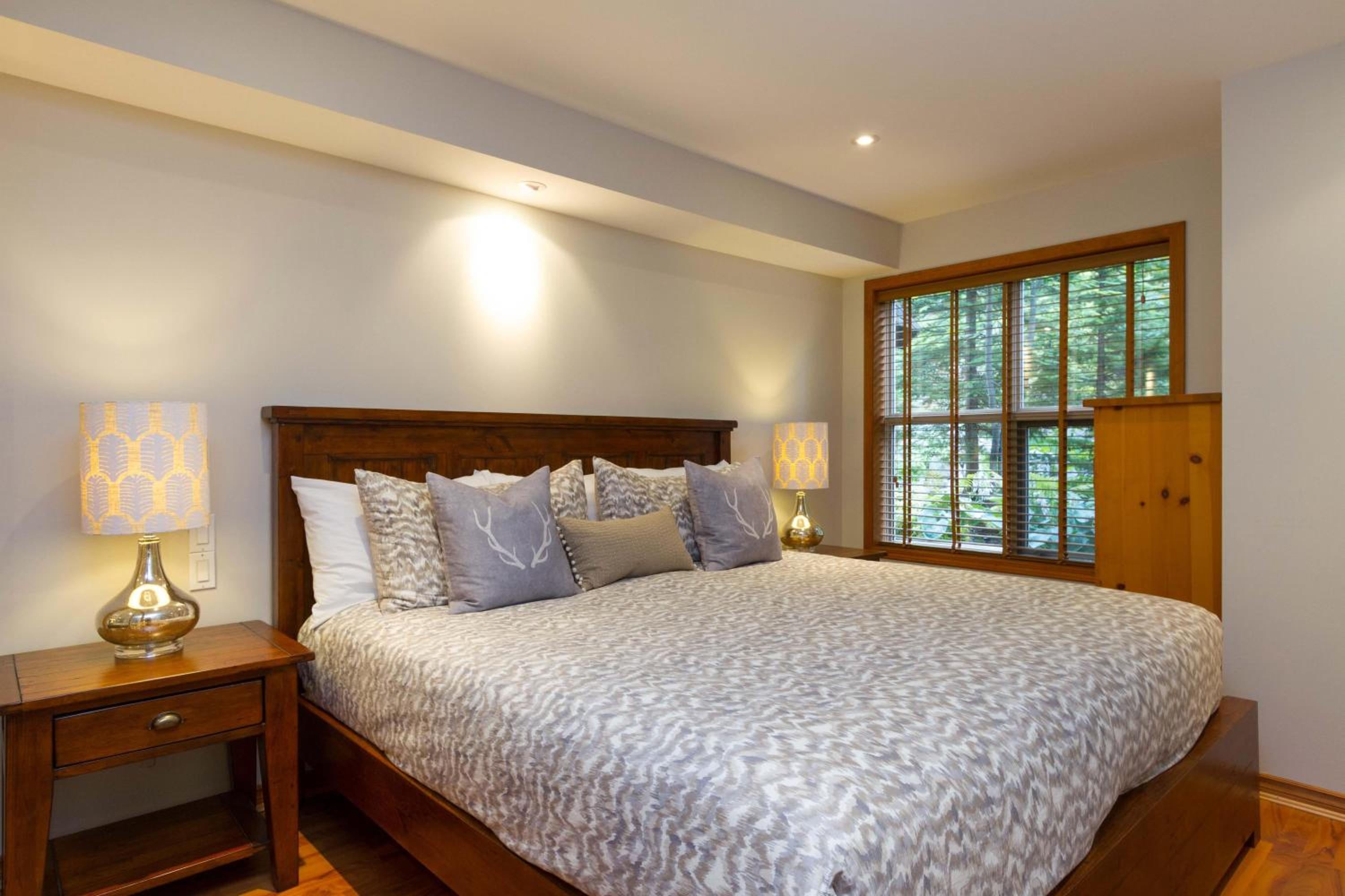 Arrowhead Point 9 | Ski Home, Private Hot Tub, Shuttle Bus to Village