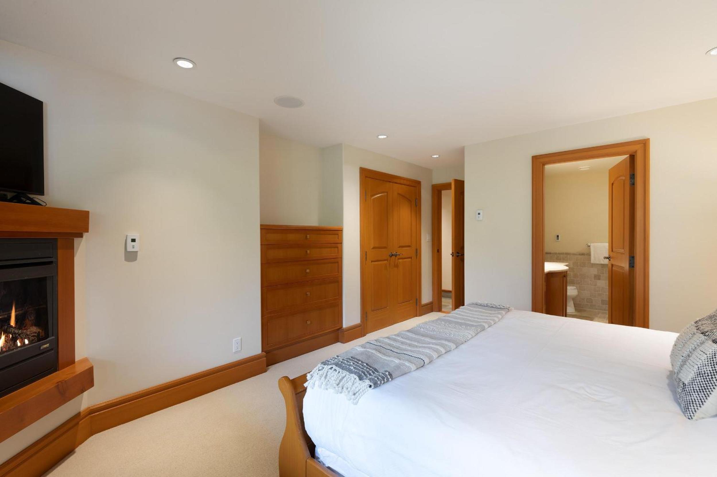 Peak View Chalet | Spacious Chalet, Stunning Mountain Views, Private Hot Tub